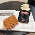 Portafoglio porta carte trapuntato con fiore di camelia, borsellino con zip compatto per carte. - Stile Trapuntato Camelia / 9 slot per carte / Marrone