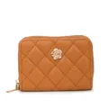 Portacarte trapuntato marrone con zip dorata ed elegante emblema floreale per donna. - Stile Trapuntato Camelia / 18 slot per carte / Marrone