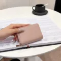Estiloso tarjetero pequeño con cremallera en piel rosa granulada con varios compartimentos. - 9 ranuras para tarjetas - Grano de lichi / Rosa