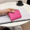 Tarjetero de cuero rosa, monedero compacto con cremallera y textura grano para mujer. - 9 ranuras para tarjetas - Grano de lichi / Rojo Rosa