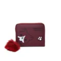 Portafoglio corto da donna in ecopelle con stampa gatto e ciondolo pompon soffice, rosso. - Serie Cucciolo Stampa Gatto / Rosso