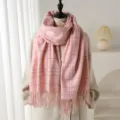 Detail d'echarpe carreaux rose effet cachemire, chale doux chaud d'hiver a franges pour femmes hommes. - Rose