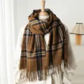 Vista dettagliata di sciarpa a quadri vintage classica effetto cashmere con frange per inverno. - 200x66cm con Nappa / WT256-5 Caffè