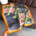 Pañuelo cuadrado de seda para mujer con borde naranja brillante y estampado floral rosa elegante - FG40-1