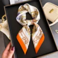 Detalle de pañuelo de seda estampado retro chic, elegante pañuelo de cuello con cadenas. - FG57-1