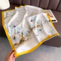 Primer plano detallado del pañuelo de seda con estilo chino y elegante borde amarillo. - FG53-1