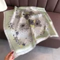Primer plano detallado del elegante pañuelo de seda cuadrado con un estampado floral fino. - FG39-1