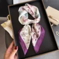 Elegante pañuelo cuadrado de seda con estampado floral y bloque de color morado chic. - FG54-1