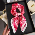 Chic panuelo cuadrado de seda rojo y blanco para mujer, elegante bufanda y accesorio para el pelo. - FG58-1