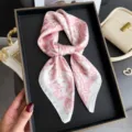 Elegante pañuelo cuadrado de seda con estampado rosa, pañuelo vintage moda mujer. - FG58-2