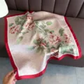 Pañuelo cuadrado de seda con estampado floral y borde rojo, accesorio elegante. - FG40-3