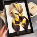 Pañuelo cuadrado de seda con estampado floral elegante pañuelo de cuello marrón - FG56-1