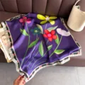 Primer plano de un pañuelo de seda morado vibrante con coloridos estampados florales. - FG60-1