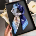 Vista detallada de pañuelo de seda azul con estampado paisley, elegante accesorio para cuello. - FG59-2