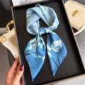 Elegante pañuelo de seda con estampado floral azul, pañuelo de mujer para el día a día y look versátil. - FG56-3