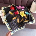 Elegante pañuelo cuadrado de seda negra con flores para mujer, bufanda y accesorio chic. - FG60-2