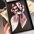 Elegante pañuelo de seda retro estampado para mujer, bufanda cuadrada elegante para uso diario. - FG62-3