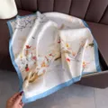 Primer plano detallado de pañuelo de seda estilo chino con borde azul y motivo floral. - FG53-3