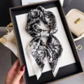 Pañuelo cuadrado de seda con estampado floral en blanco y negro, elegante bufanda y chal. - FG58-3