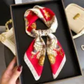 Lujoso pañuelo de seda rojo y blanco con cadena dorada y oso, cuadrado elegante de mujer. - FG55-2