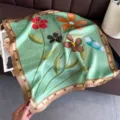 Detalle de pañuelo de seda con estampado floral verde, bufanda cuadrada elegante y chal. - FG60-6