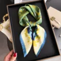 Detalle de bufanda de seda con diseño de estampado floral verde y azul brillante. - FG50-1