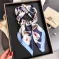 Detalle de pañuelo cuadrado de seda con estampado floral, elegante accesorio de cuello mujer. - FG41-1