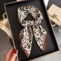 Chic panuelo cuadrado de seda con estampado de leopardo, elegante bufanda y acessorio. - FG44-1