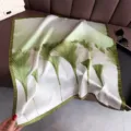 Detalle de bufanda de seda con estampado de hojas de ginkgo verde, chal cuadrado floral elegante. - FG47-1
