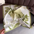 Elegante pañuelo cuadrado de seda con estampado verde, ideal como bufanda elegante o protección solar. - FG48-1