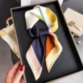 Pañuelo cuadrado de seda con estampado de bloques geométricos coloridos para mujer. - FG46-2