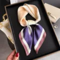 Detalle panuelo de seda geometrico elegante, panuelo de cuello estampado colorido mujer. - FG51-2
