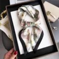 Detalle de panuelo cuadrado de seda con estampado floral, elegante diseno para cuello y pelo. - FG41-2