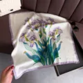 Vista detallada del pañuelo de seda con estampado floral de iris violeta, accesorio elegante. - FG47-3