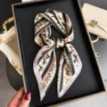 Pañuelo de seda con estampado de caballos en blanco y negro, elegante bufanda retro y accesorio. - FG52-3