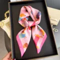 Foulard carré en soie rose avec motif de teckel, élégant accessoire chic pour femmes. - FG339-4
