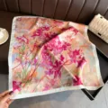 Foulard carré élégant à imprimé floral, accessoire de mode en soie douce pour les femmes. - FG355-2
