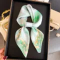 Élégant foulard carré en soie verte pour femme, accessoire moderne pour le cou et les cheveux. - FG341-2