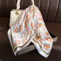 Carré de soie élégant avec imprimé cheval à bascule mignon, idéal comme foulard ou accessoire. - FG348-4