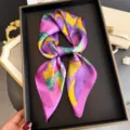 Foulard en soie imprimé floral abstrait violet jaune élégant tour de cou carré léger châle. - FG350-1