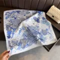 Élégant foulard en soie imprimé forêt bleu et blanc pour femme, grand carré de cou luxueux. - FG345-3