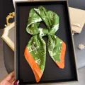 Élégant carré de soie vert avec imprimés abstraits et bordure orange pour femmes. - FG346-2