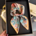 Élégant foulard en soie imprimé floral paisley carré bandeau pour femme mode élégante. - FG344-1