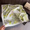 Élégant carré de soie imprimé forêt verte, foulard chic et élégant pour femme moderne. - FG345-1