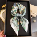 Carré de soie vert à motif floral, foulard élégant pour femmes, bandana chic à imprimé cachemire. - FG344-2