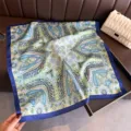 Carré de soie bleu à imprimé floral, élégant foulard style cachemire pour les femmes. - FG344-3
