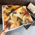 Élégant carré de soie avec motif de cheval artistique, foulard luxueux pour femmes élégantes. - FG347-1