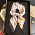 Elegant carre de soie imprime cheval a bascule, foulard chic et accessoire tendance femmes. - FG348-1