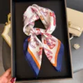 Élégant foulard en soie avec imprimé de cheval à bascule, carré chic pour femme. - FG348-2