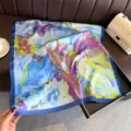 Foulard carre en soie avec bordure bleue et imprime floral artistique elegant. - FG351-4